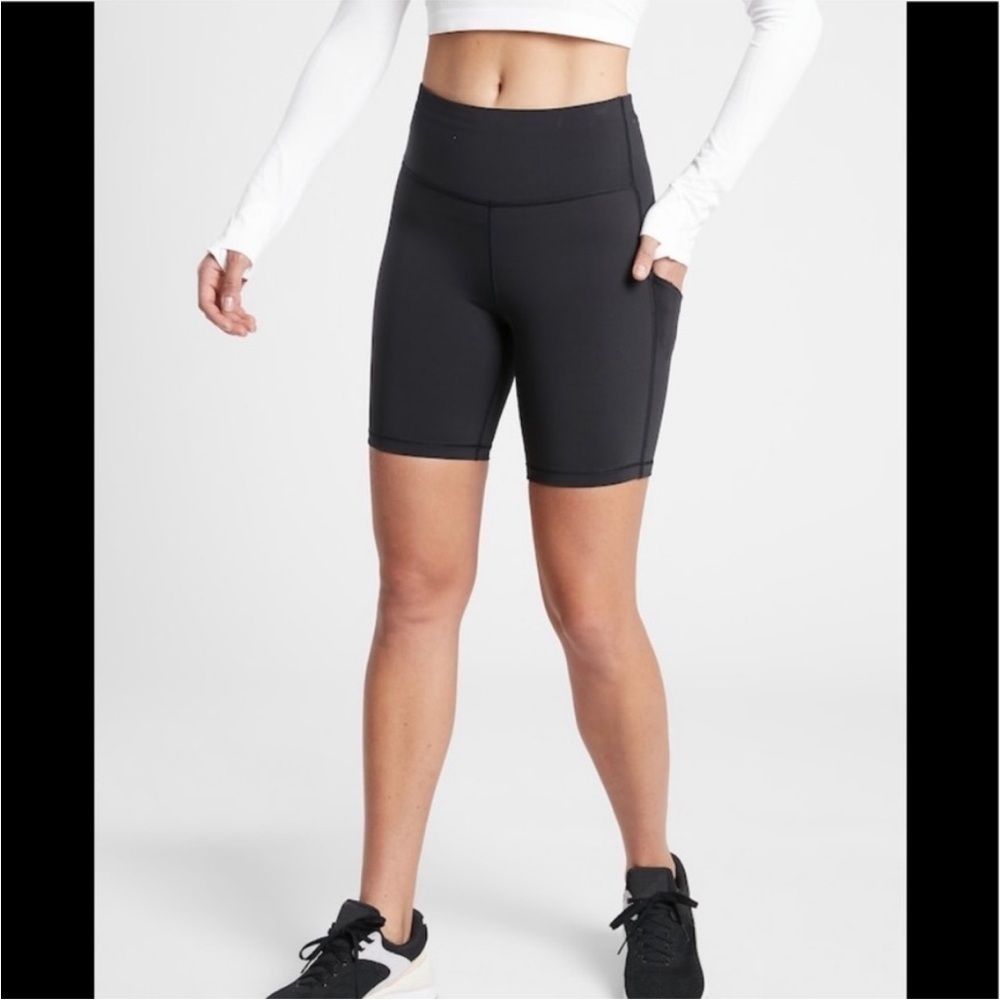 ATHLETA Ultimate Stash 2, 7” Short, Black, size Small. NEW